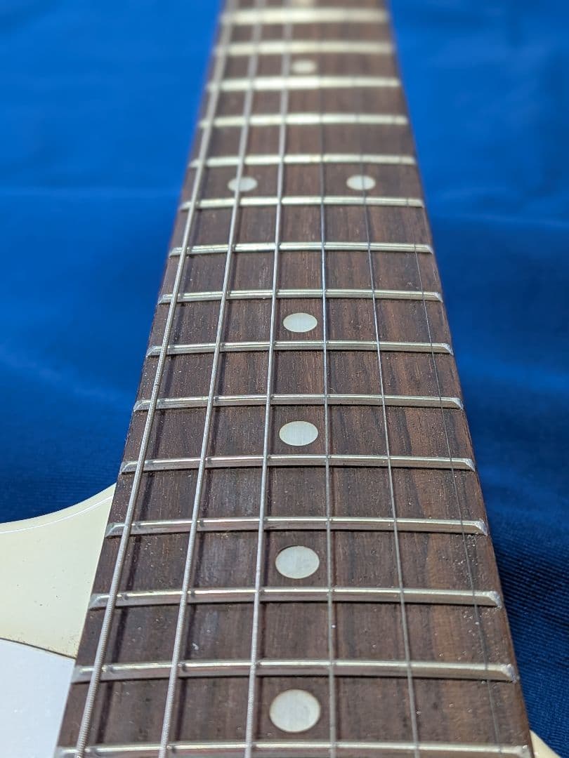 セルダーホワイトエレキギター ゴールドパーツ