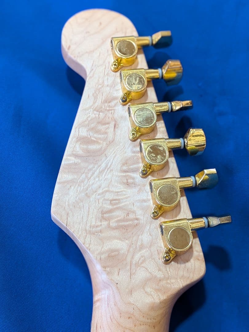 セルダーホワイトエレキギター ゴールドパーツ