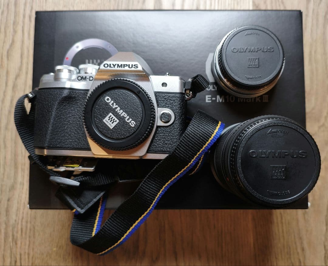 OLYMPUS E-M10 Mark III 本体とレンズキャップ2個