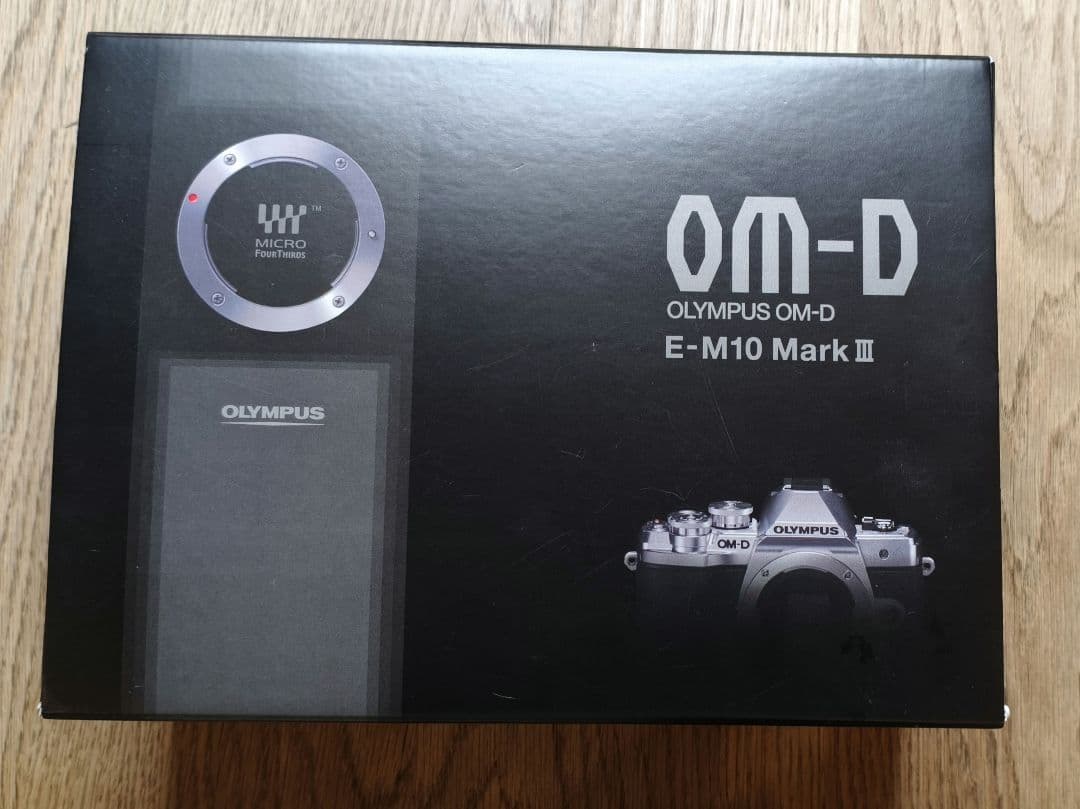 OLYMPUS E-M10 Mark III 本体とレンズキャップ2個