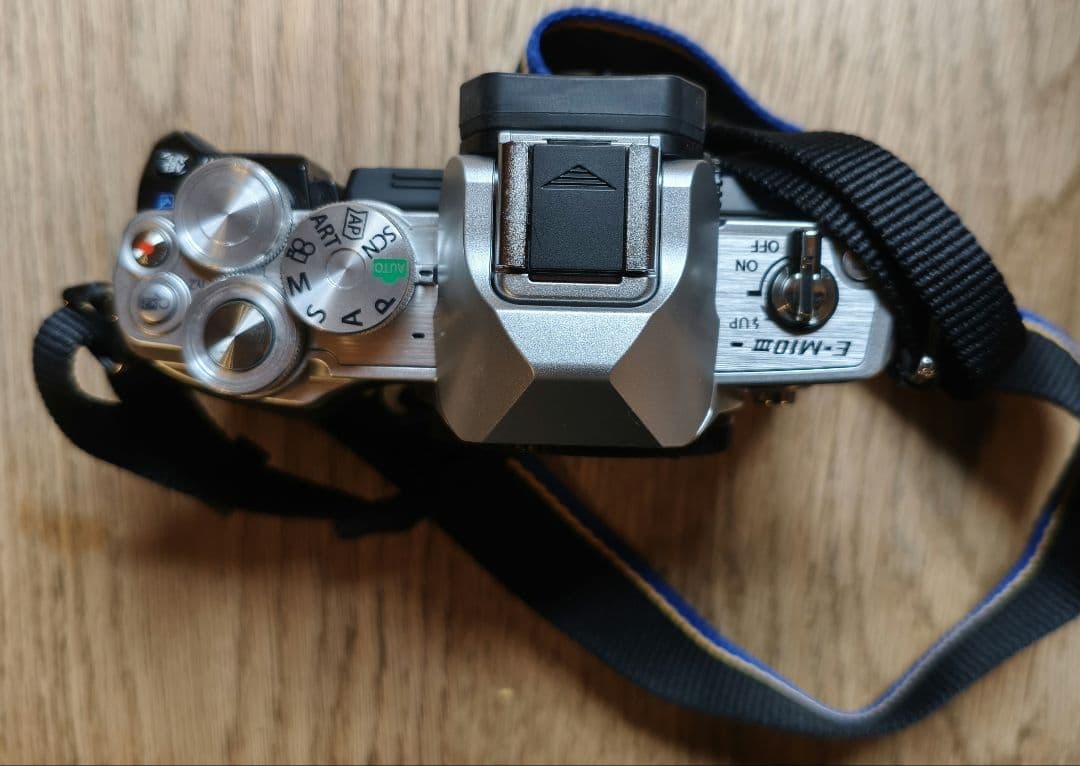 OLYMPUS E-M10 Mark III 本体とレンズキャップ2個