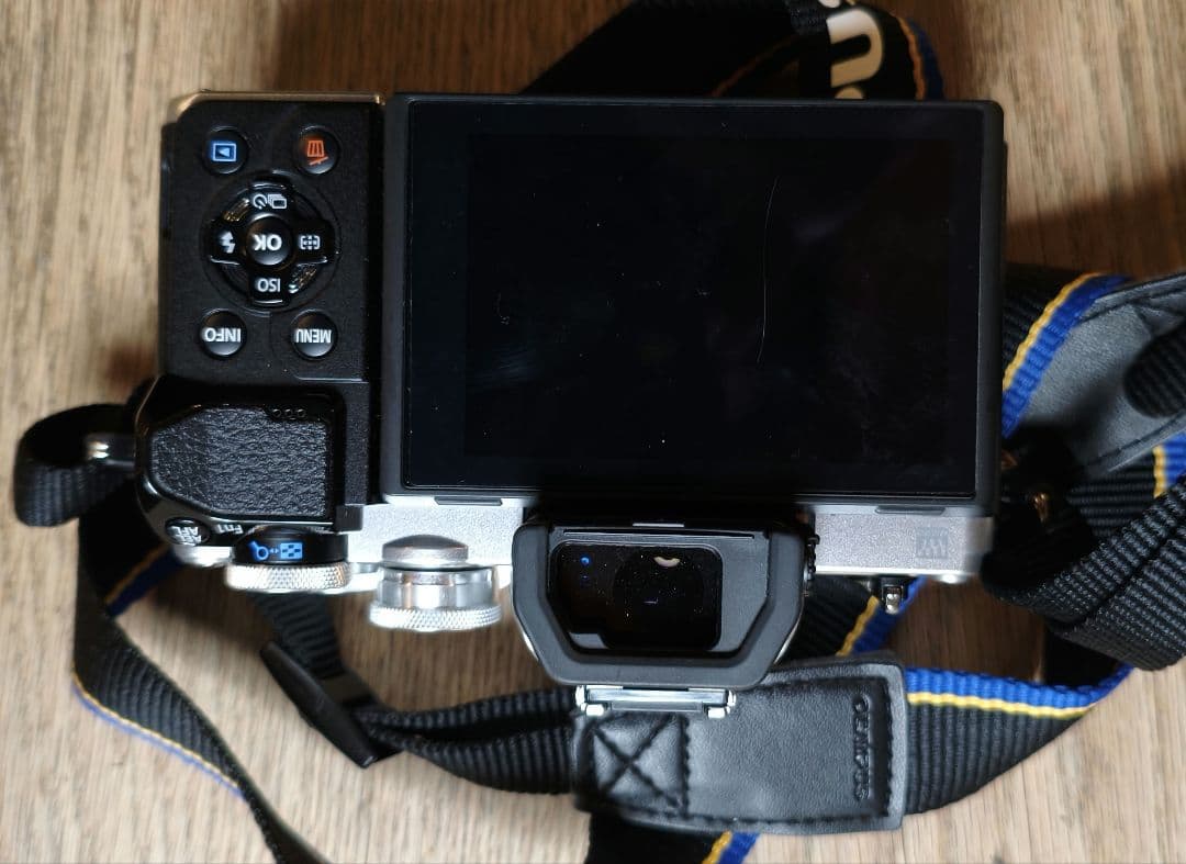 OLYMPUS E-M10 Mark III 本体とレンズキャップ2個