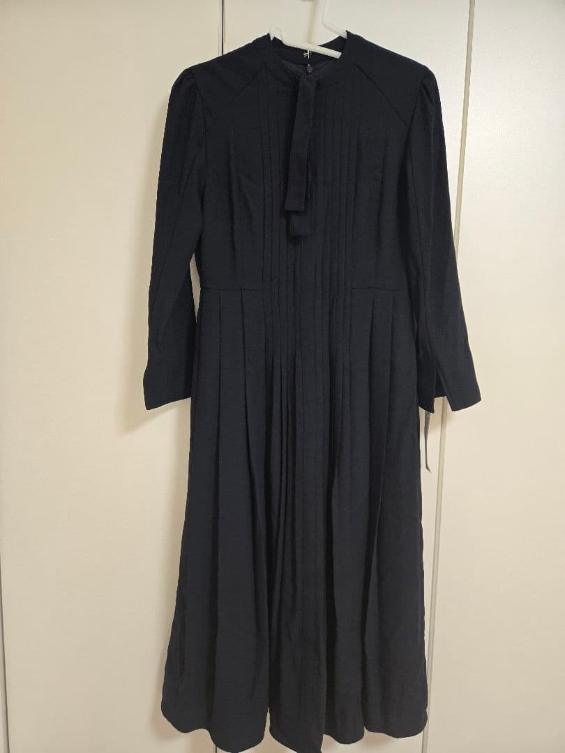 セルフォードボウタイプリーツワンピース　ネイビー
