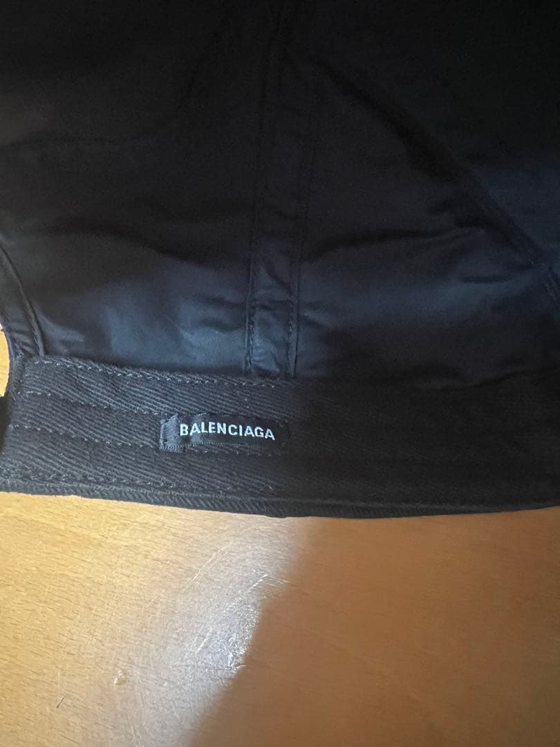 BALENCIAGA ブラックキャップ レインボーロゴ