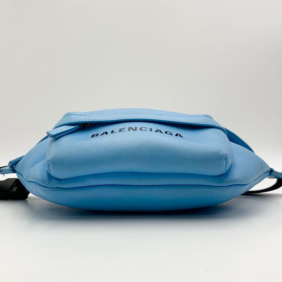 未使用に近い 希少色 バレンシアガ エブリデイ ボディバッグ カーフスキン 水色