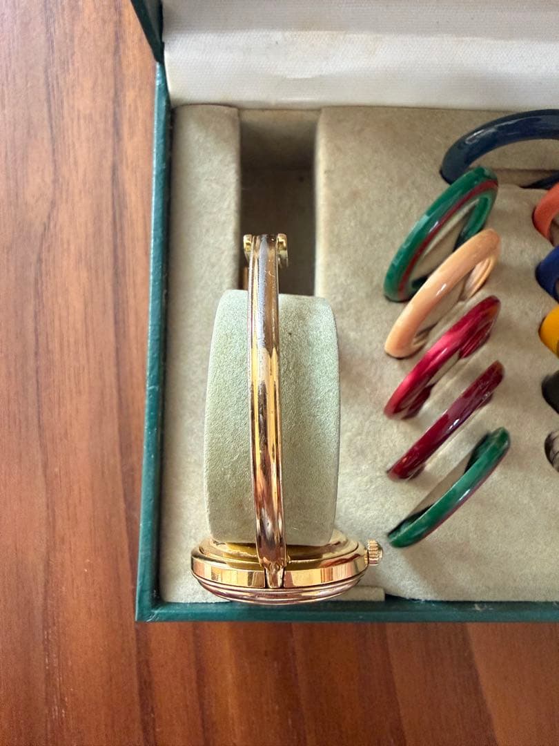 GUCCI ゴールド時計 カラーバンド付き