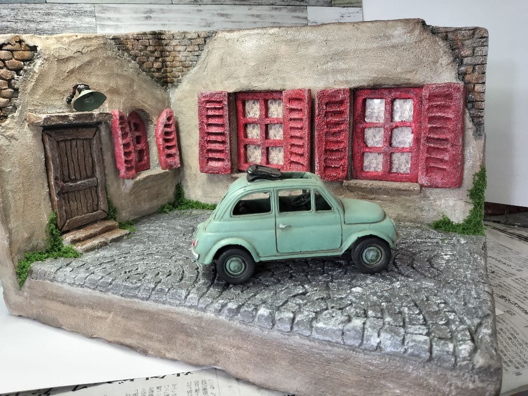 りく＆カイ　赤い窓のモルタル背景とニャンコ柄のリースプランター