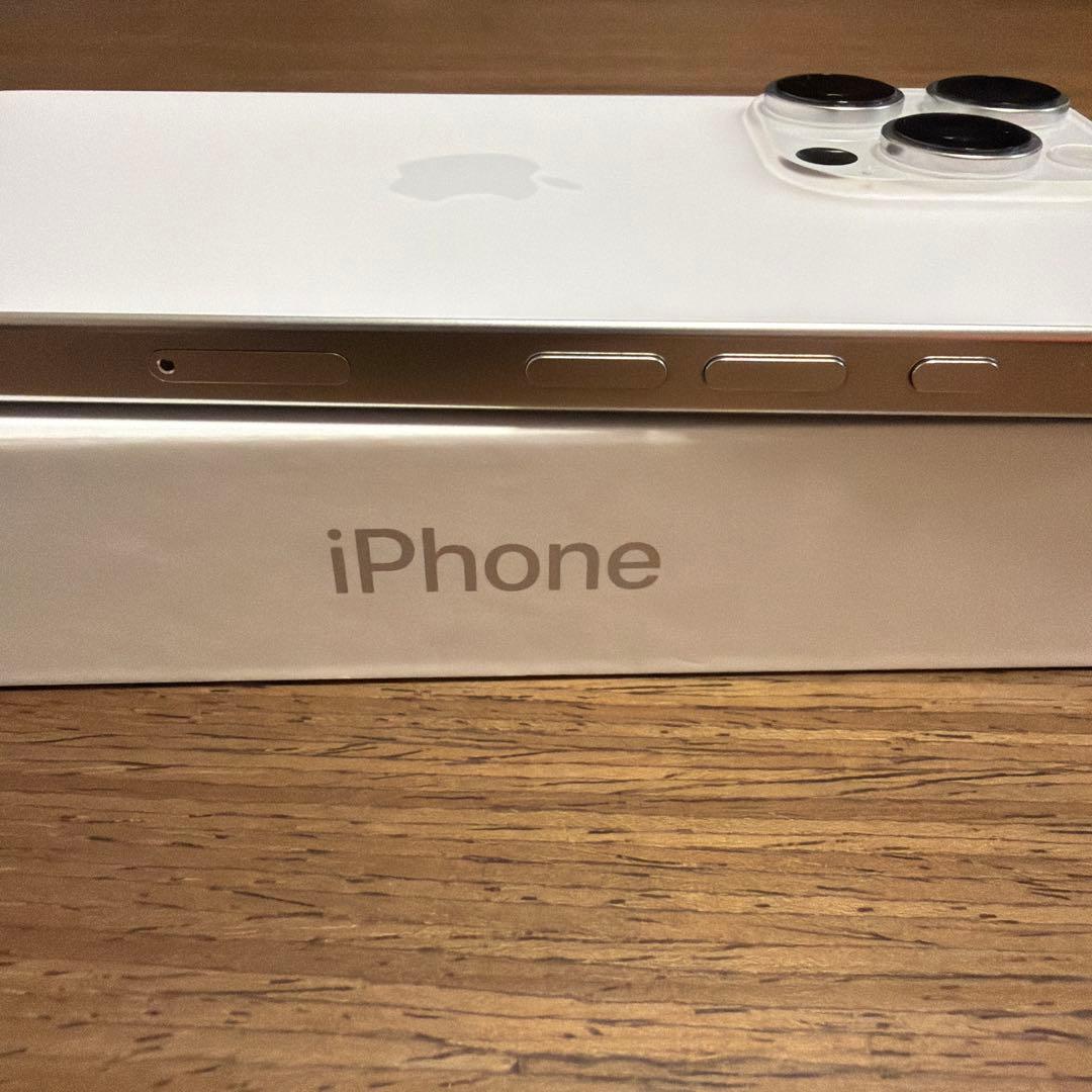 【極美品】iPhone16proホワイトチタニウム128GBイワアオ