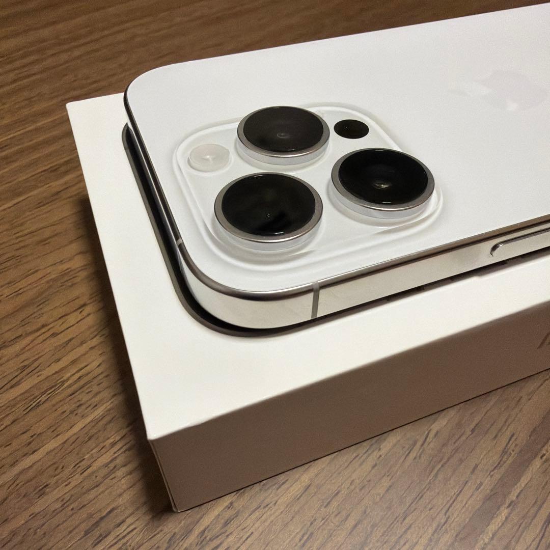 【極美品】iPhone16proホワイトチタニウム128GBイワアオ