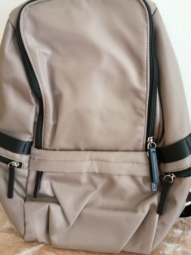 新仕様　新品　ICB アイシービー ８ポケットナイロンリュック　ライトモッカ