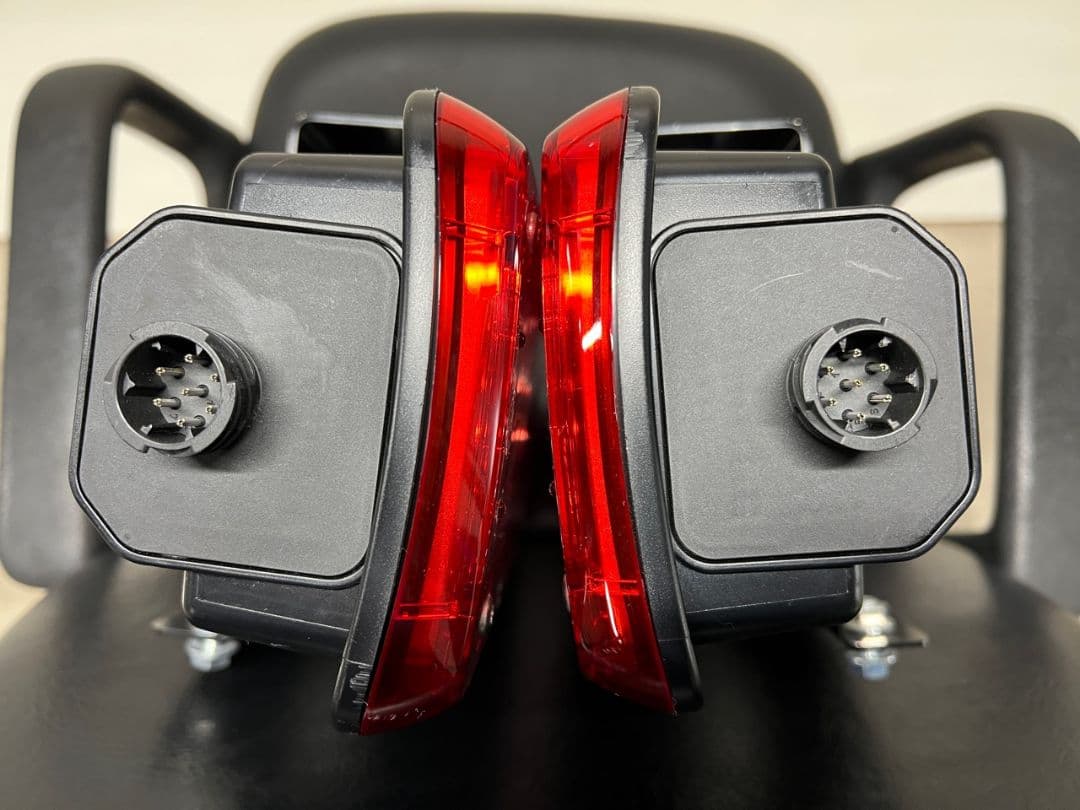 UDクオン VOLVO LEDテールランプ 左右セット 新車外し ステー付き