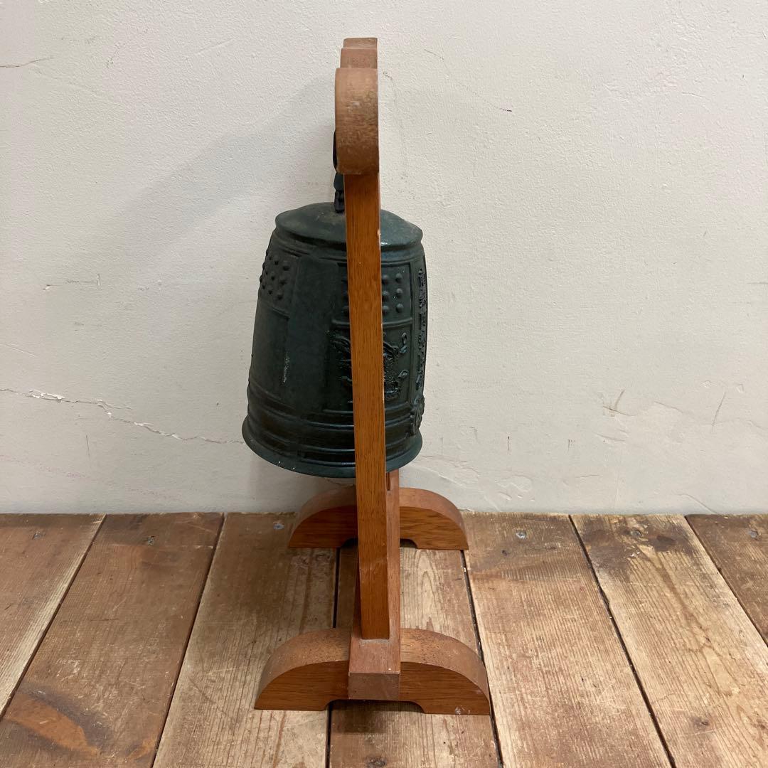 E-4 昭和レトロ 青銅製 仏具 梵鐘 ミニ鐘 木製台座付き 南無阿弥陀仏 半鐘