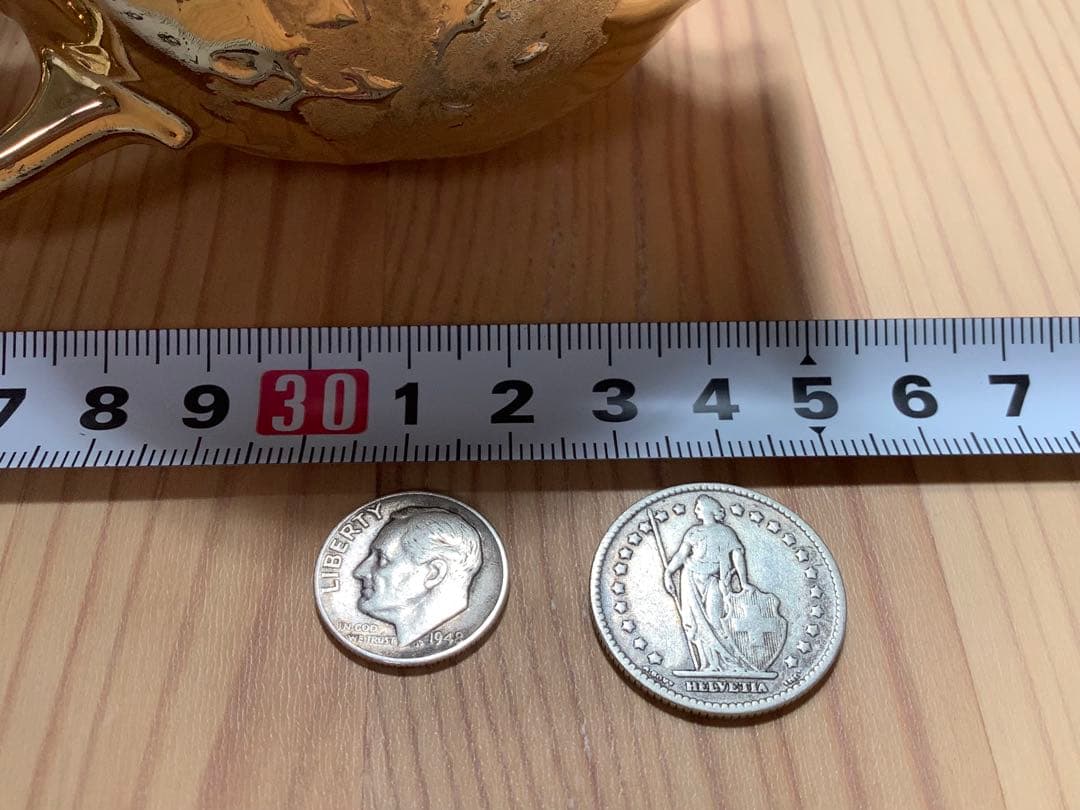 22金と24金の陶器花瓶2点セットプラス外国銀貨【合計4点】