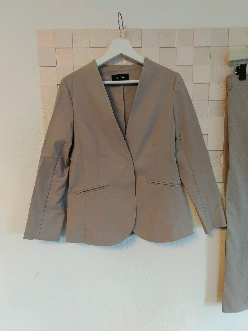 UNTITLEDノーカラージャケット、パンツスーツ２