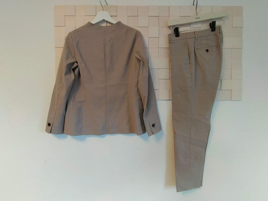 UNTITLEDノーカラージャケット、パンツスーツ２