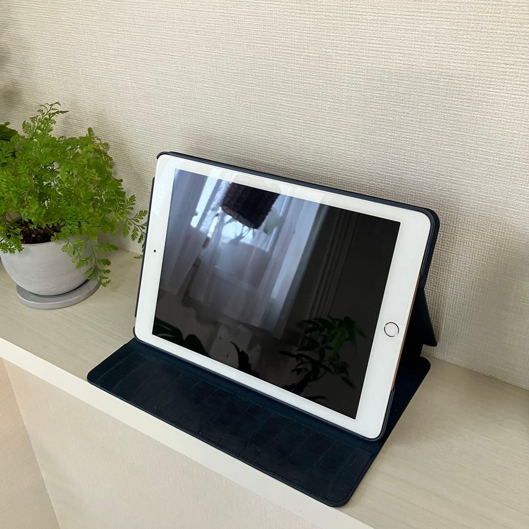 iPad第5世代(A1823)本体32GB送料込 ゴールド スタンドカバー付き