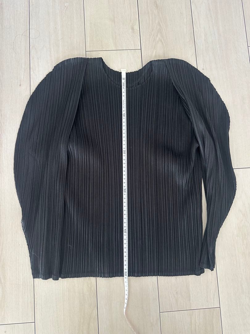 黒いプリーツバルーンスリーブシャツ