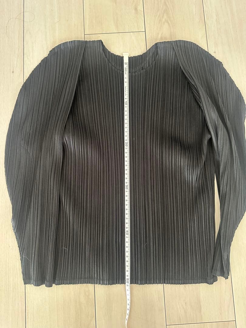 黒いプリーツバルーンスリーブシャツ