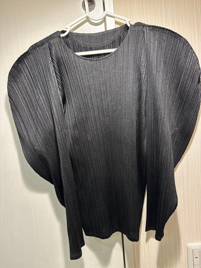 黒いプリーツバルーンスリーブシャツ
