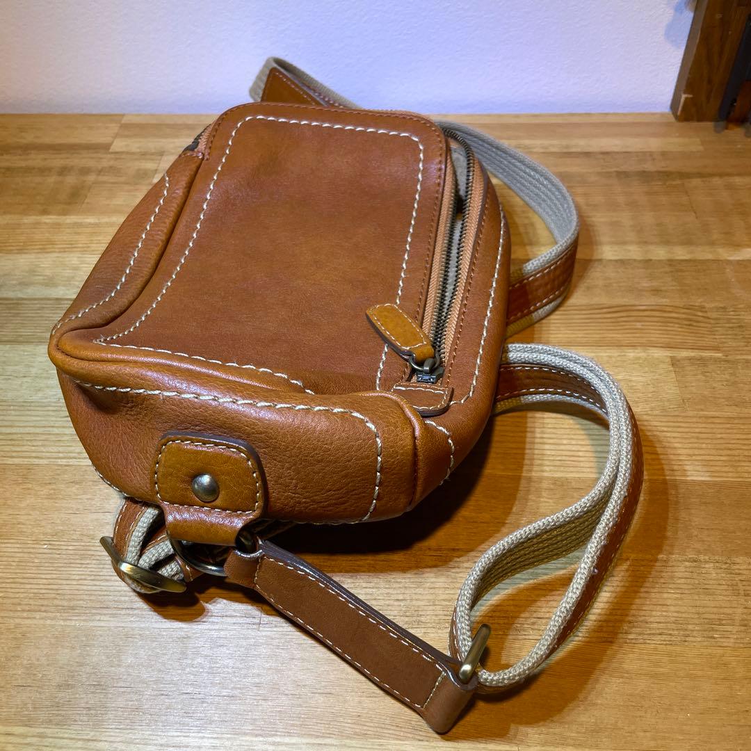 土屋鞄　レザー製コンパクトショルダーバッグ