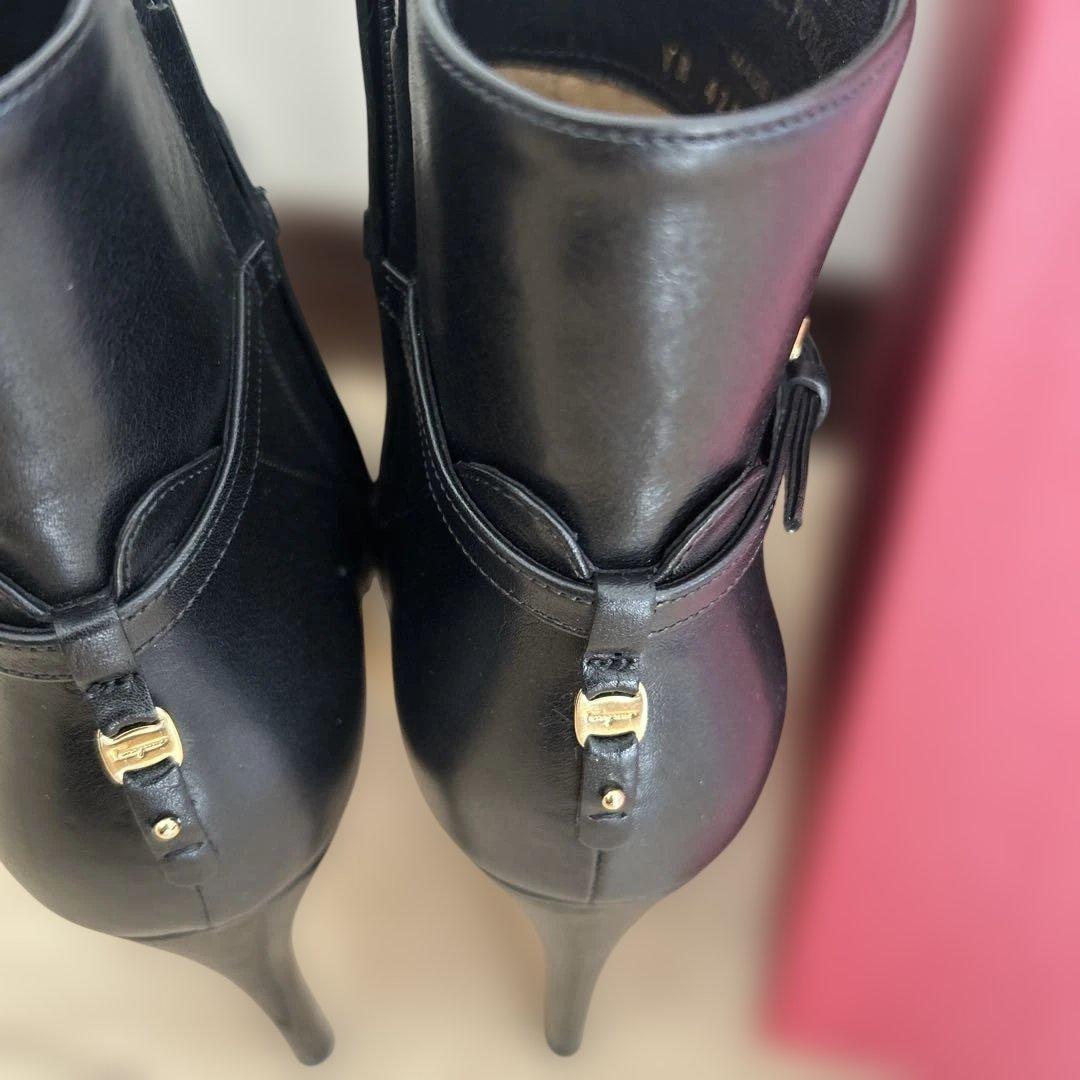 L*a様 Salvatore Ferragamo ブラックヒールブーツ 37.5