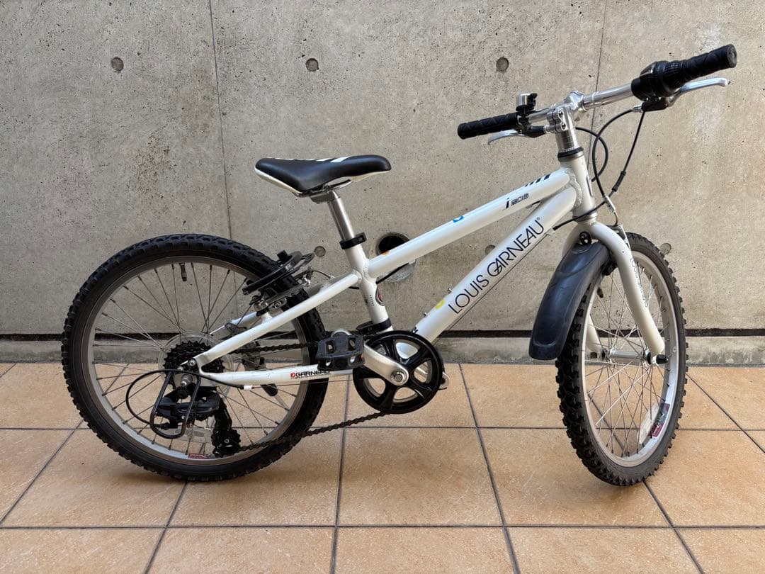 【現地取引可能】LOUIS GARNEAU 20インチ ホワイトLGS-J206
