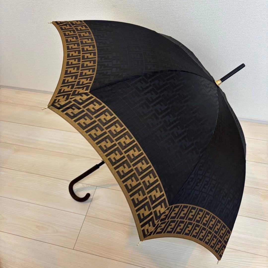 ⭐️正規品　FENDI　フェンディ　長傘　雨傘　FF ズッカ柄　木製　イタリア製