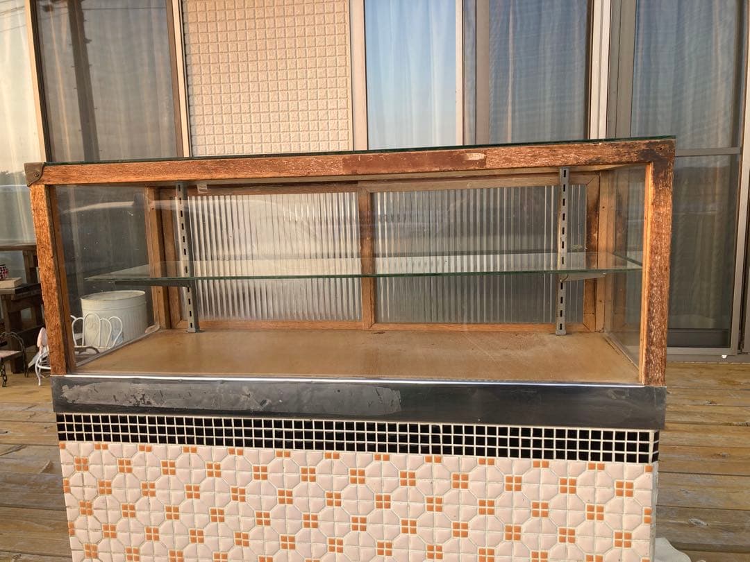 昭和レトロ　たばこ屋ガラスショーケース　タイル貼り、背面ガラス引戸　中棚1段