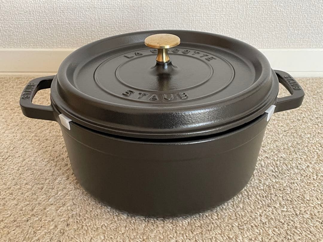 staub ストウブ　ココットラウンド　24cm 黒　ブラック