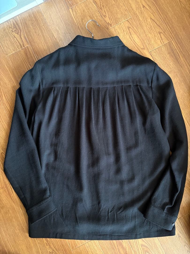 Séfr 黒 長袖シャツ バックプリーツ