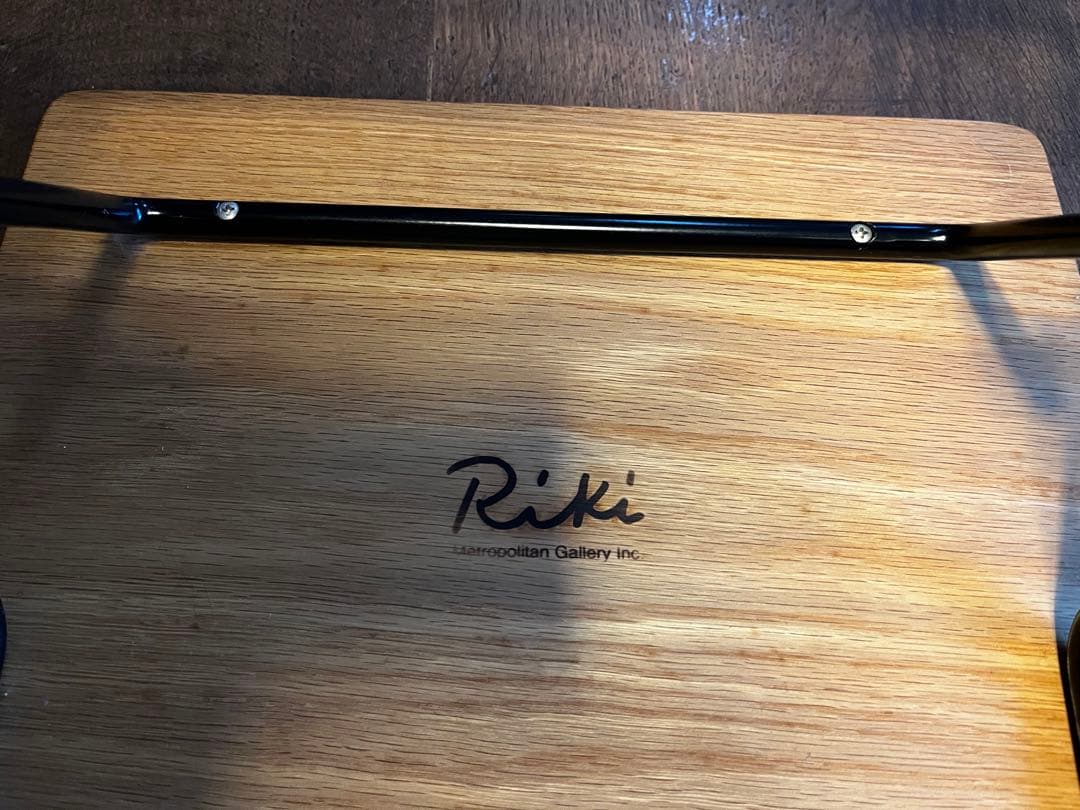 渡辺力(わたなべりき)デザインの[リキ.チェア]。ソリッドスツール。