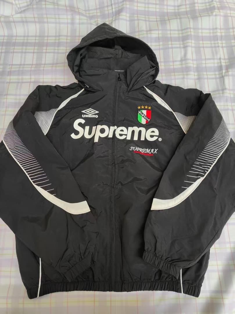 ナイロンのジャケットは黒Mです