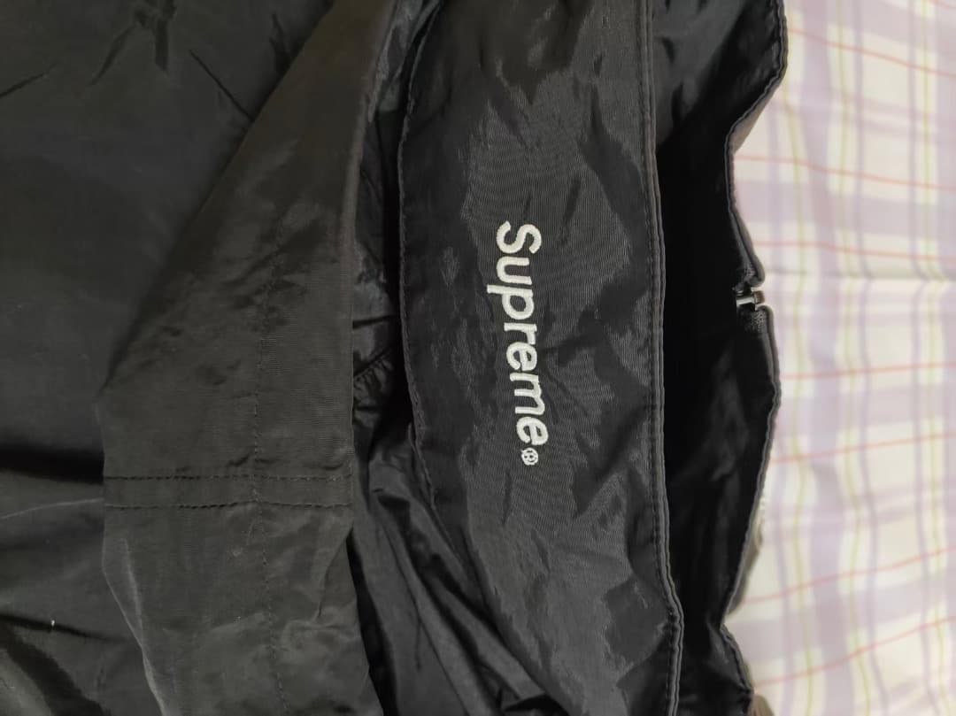 ナイロンのジャケットは黒Mです