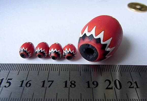 ★X1501★ヴェネチアン（A13）5層　芯青　ガラスビーズ　レッドシェブロン