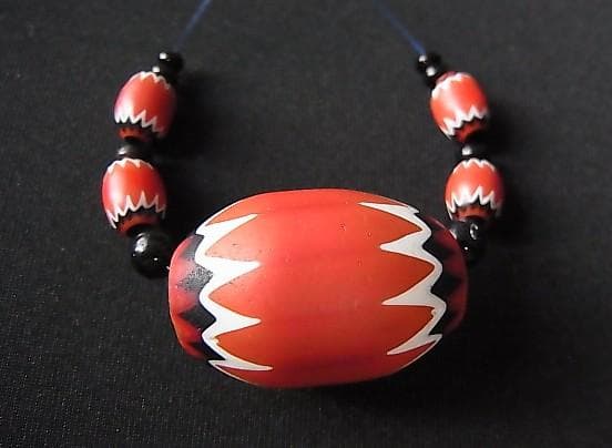 ★X1501★ヴェネチアン（A13）5層　芯青　ガラスビーズ　レッドシェブロン