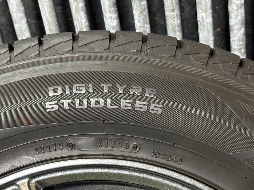 バリ溝‼️ダンロップSJ8 215/70R16スタットレスタイヤホイール4本