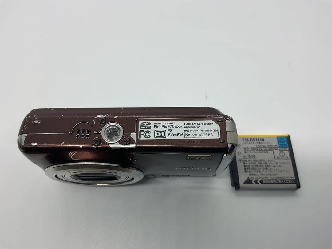 FUJIFILM FINEPIX F70EXR　デジタルカメラ