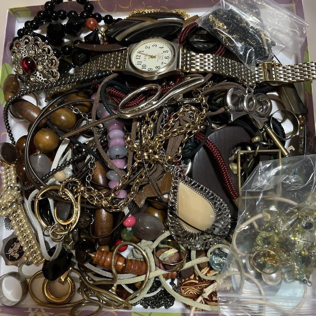 ひろ　　遺品整理　大量アクセサリーまとめ ミッシェルクランネックレスあり