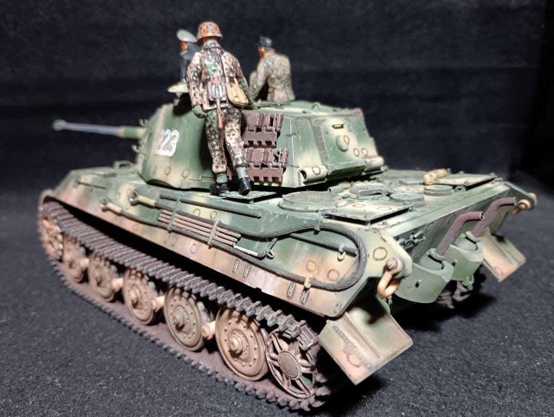 アカデミー1/35キングタイガー完成品