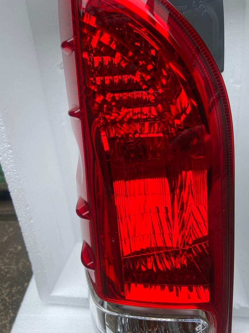 ハイエース　純正テールランプ　左、 助手席側のみ