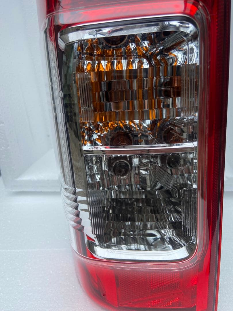 ハイエース　純正テールランプ　左、 助手席側のみ
