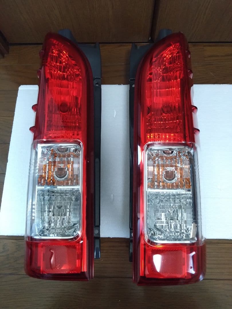 トヨタ　ハイエース　純正　テールランプ