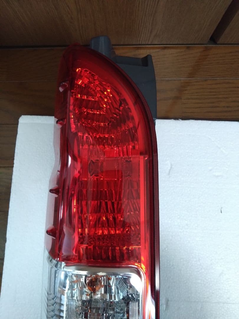 トヨタ　ハイエース　純正　テールランプ