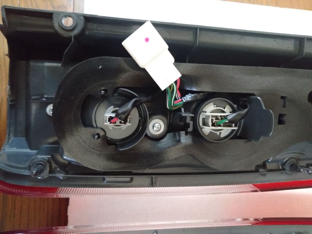 トヨタ　ハイエース　純正　テールランプ