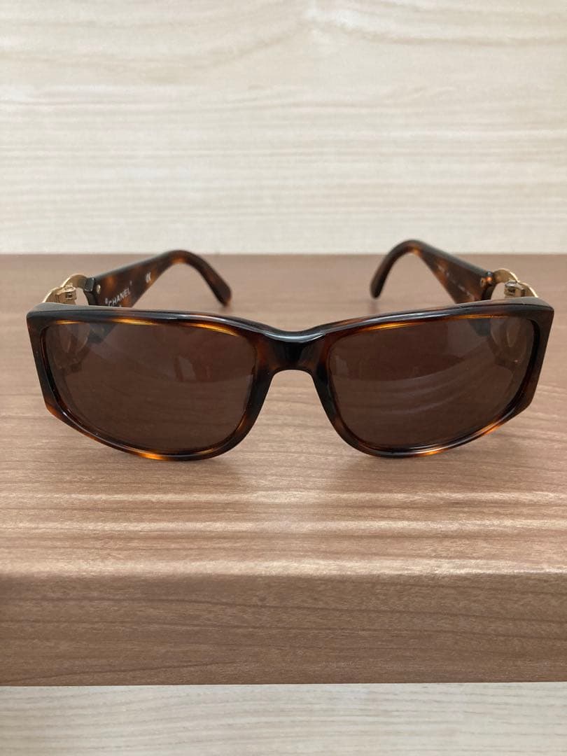 CHANEL ロゴ付きブラウンサングラス