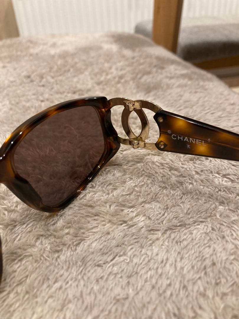 CHANEL ロゴ付きブラウンサングラス