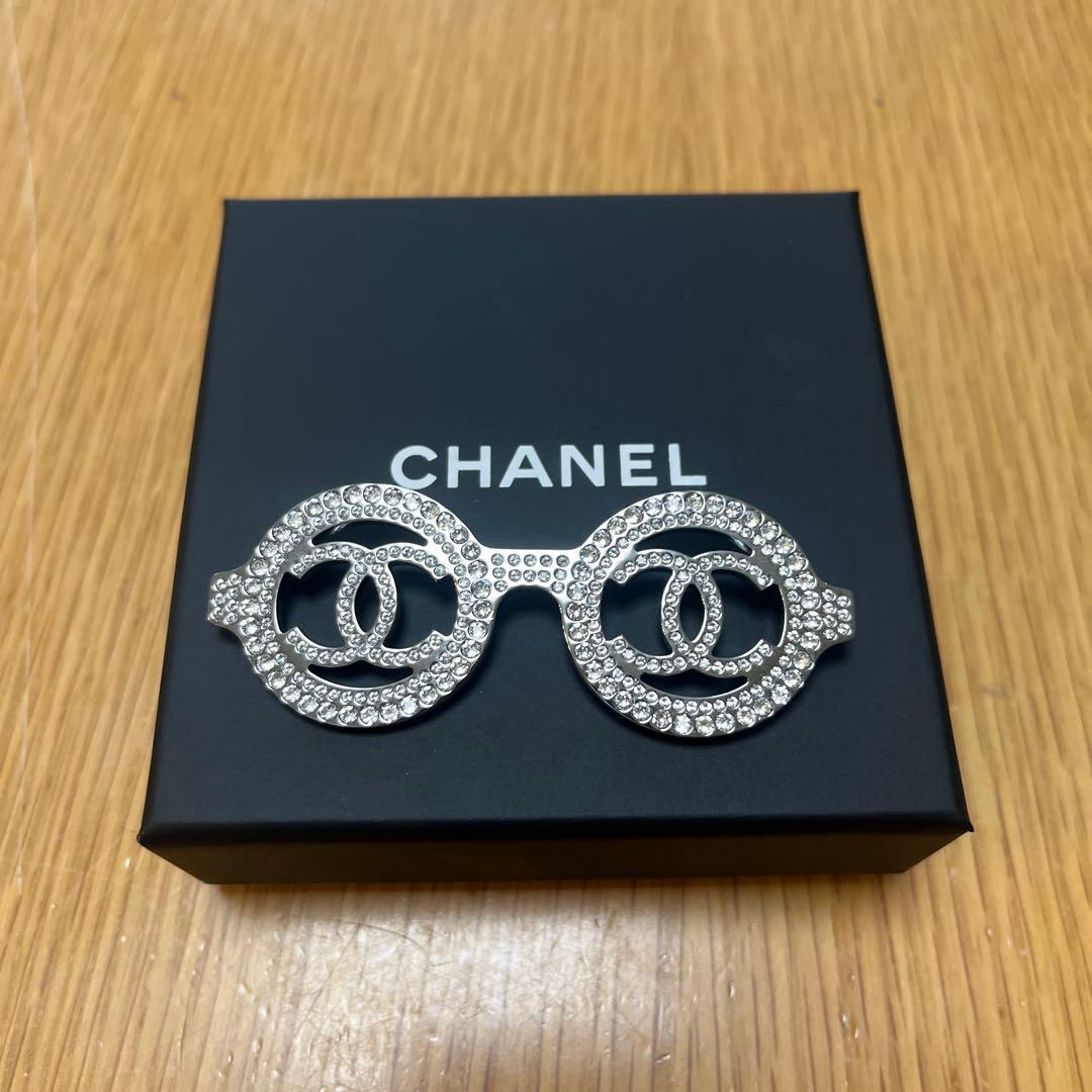 CHANEL サングラス型ブローチ B17