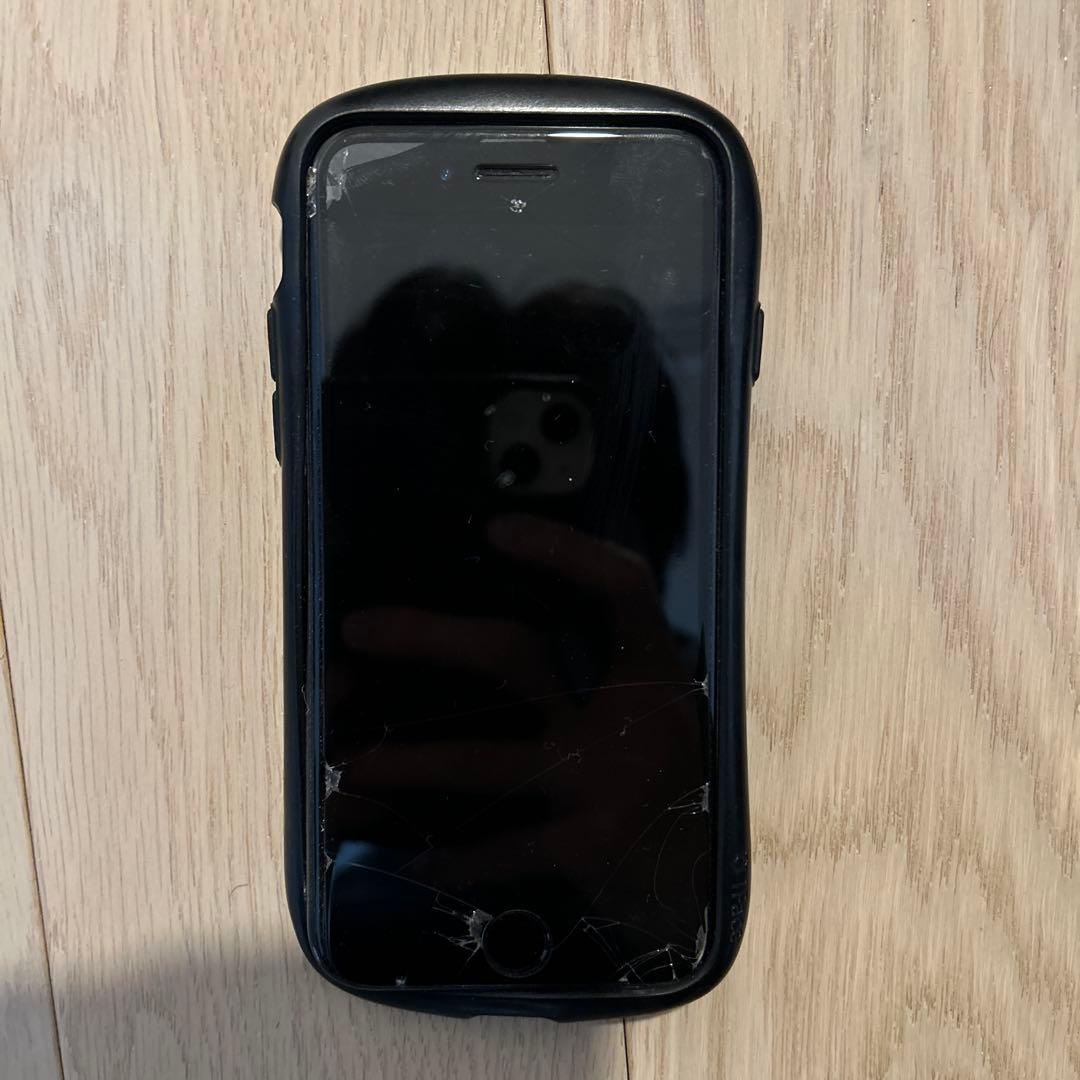 黒いスマートフォン ケース付き