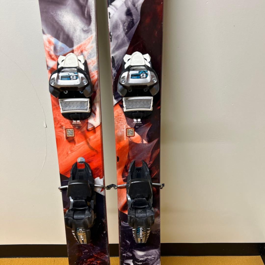 アルマダパウダースキー　軽くて操作がやさしい板です。トーション柔らかめです。