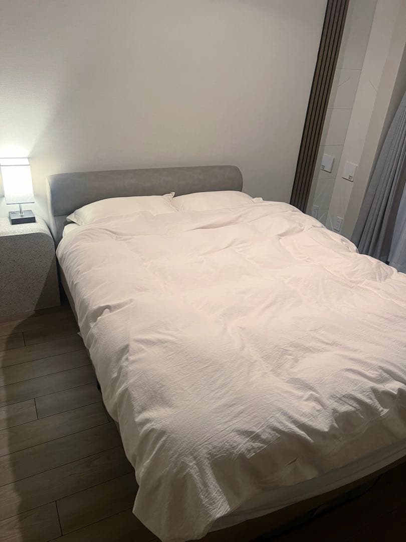 美品　RASIKレザーNOBILIS グレージュ　ダブルベッド　ベッドフレーム